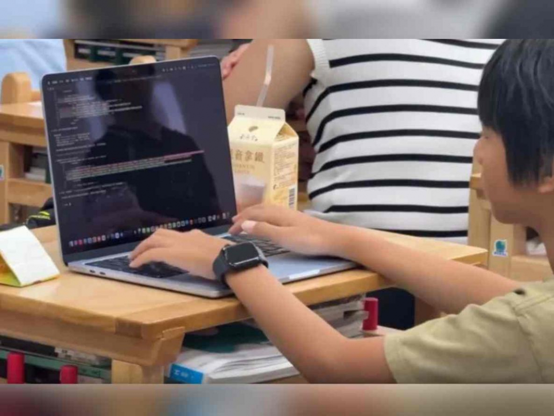 爸爸激勵「不好用就自己做一個」，他每天清晨6點半起床自學寫程式！9歲寫「記帳神器」APP爆紅登AI年會